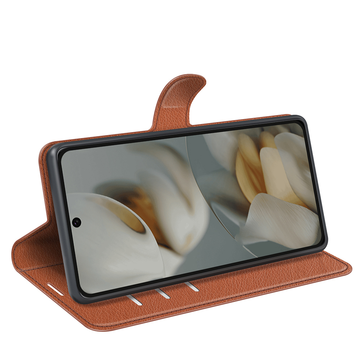 Een bruine leren telefoonhoes met een telefoon erin, met een wazige bloemenafbeelding. De hoes is open en toont kaartsleuven.