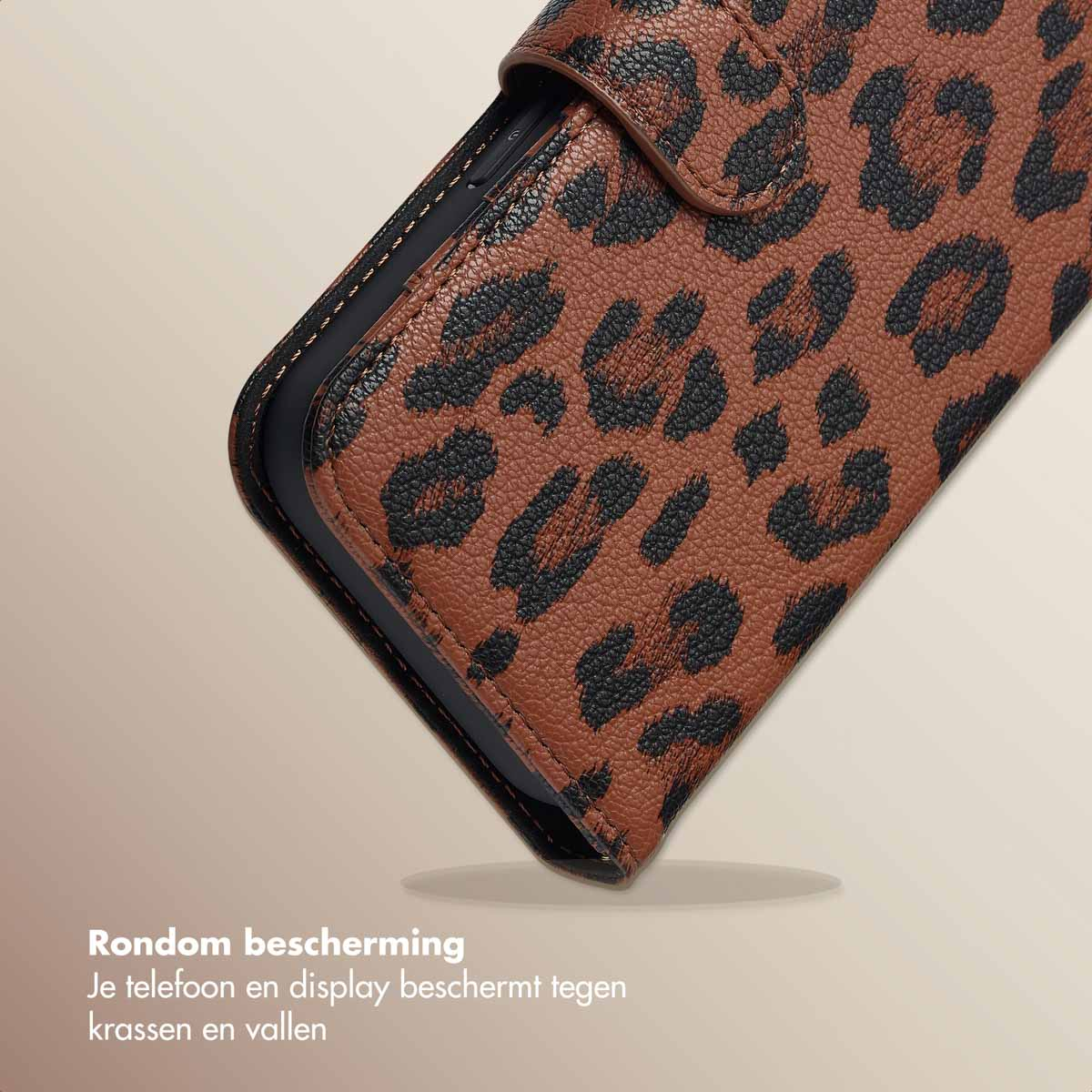 Primo piano di una custodia per telefono con stampa leopardata marrone. C'è un telefono all'interno. Sfondo marrone.