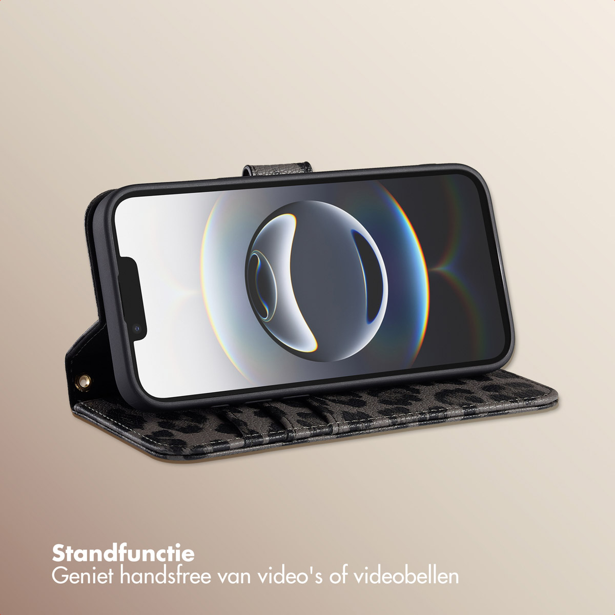 Un téléphone dans un étui ouvert à imprimé léopard. L'écran du téléphone est visible. L'étui est sur une table.