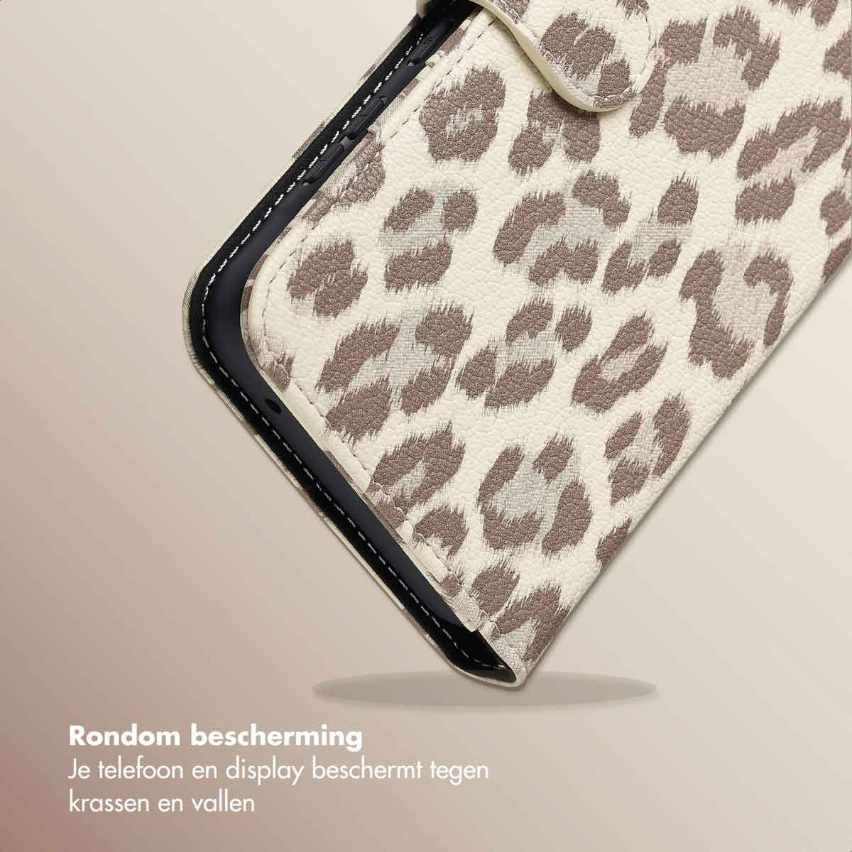 Gros plan sur un étui de téléphone avec un motif léopard. Intérieur et coutures noirs. Fond beige.