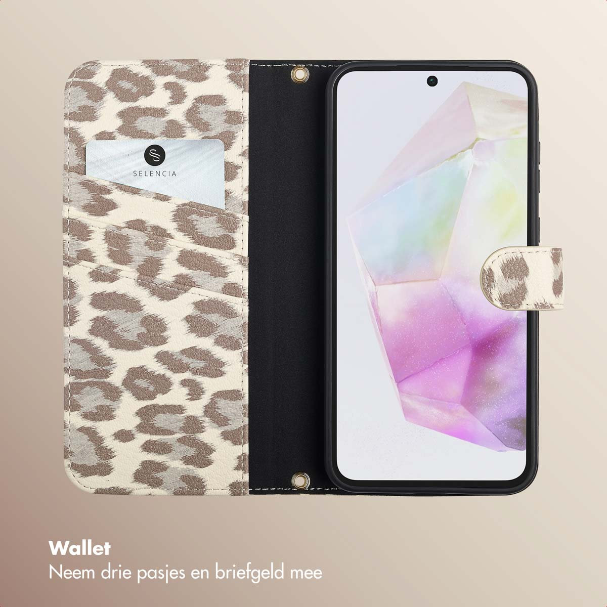 Un téléphone dans un étui portefeuille à imprimé léopard. Une carte est dans le portefeuille. Motif beige et marron.