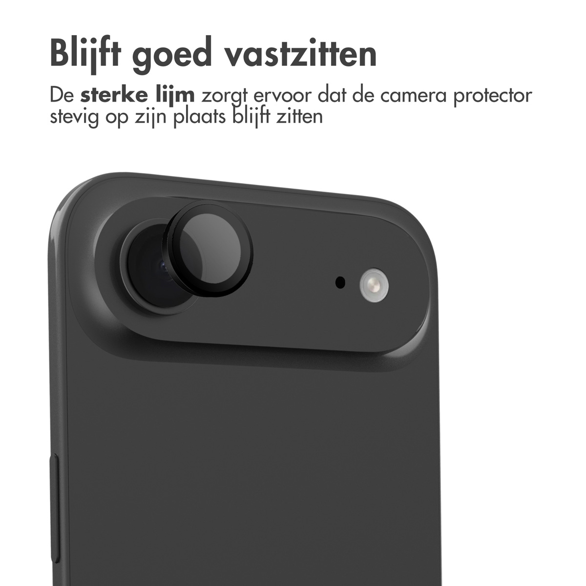 Close-up van een zwarte telefoon met camerabeschermer. Tekst: Blijft goed vastzitten.