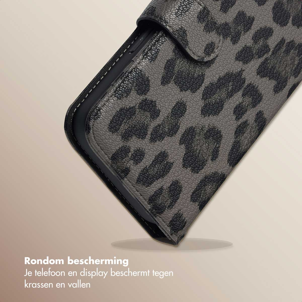 Primo piano di una custodia per telefono con stampa leopardata grigia. Mostra i bordi.