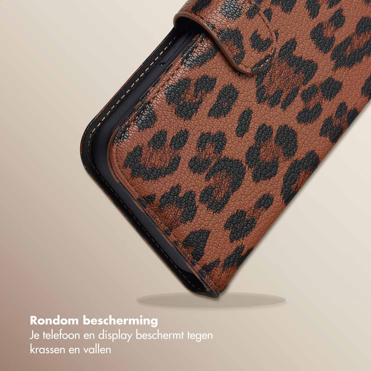 Bruine telefoonhoes met luipaardprint.