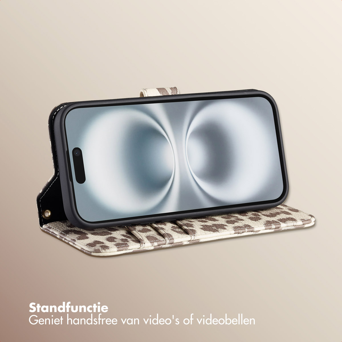 Telefono in custodia leopardata aperta, che mostra lo schermo. Sfondo beige.