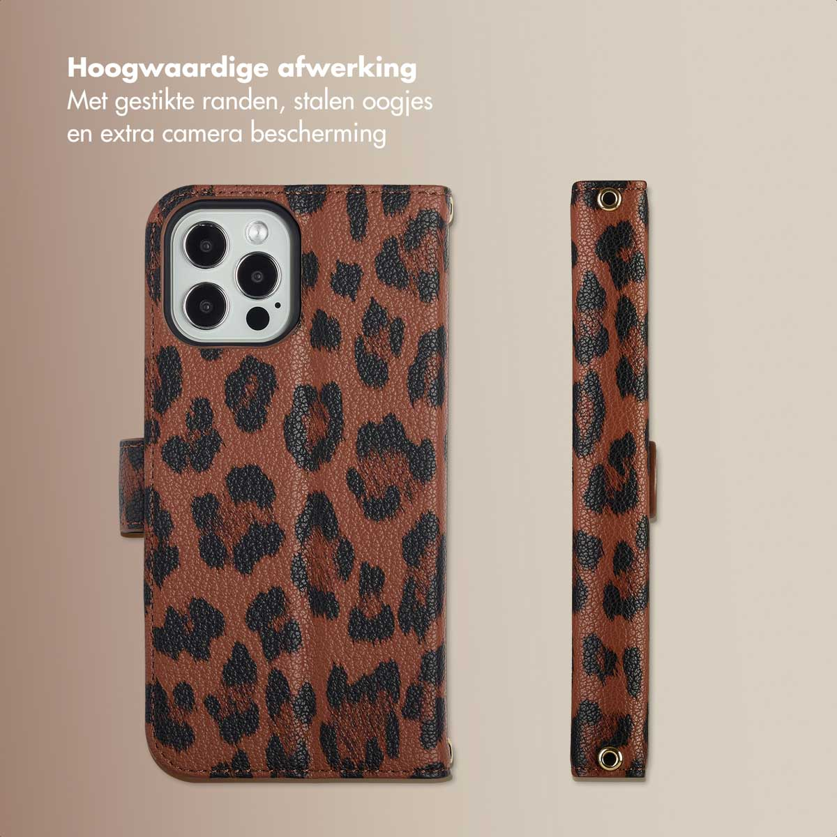 Coque de téléphone ouverte, vue de côté droit. Montre l'imprimé léopard et les détails.