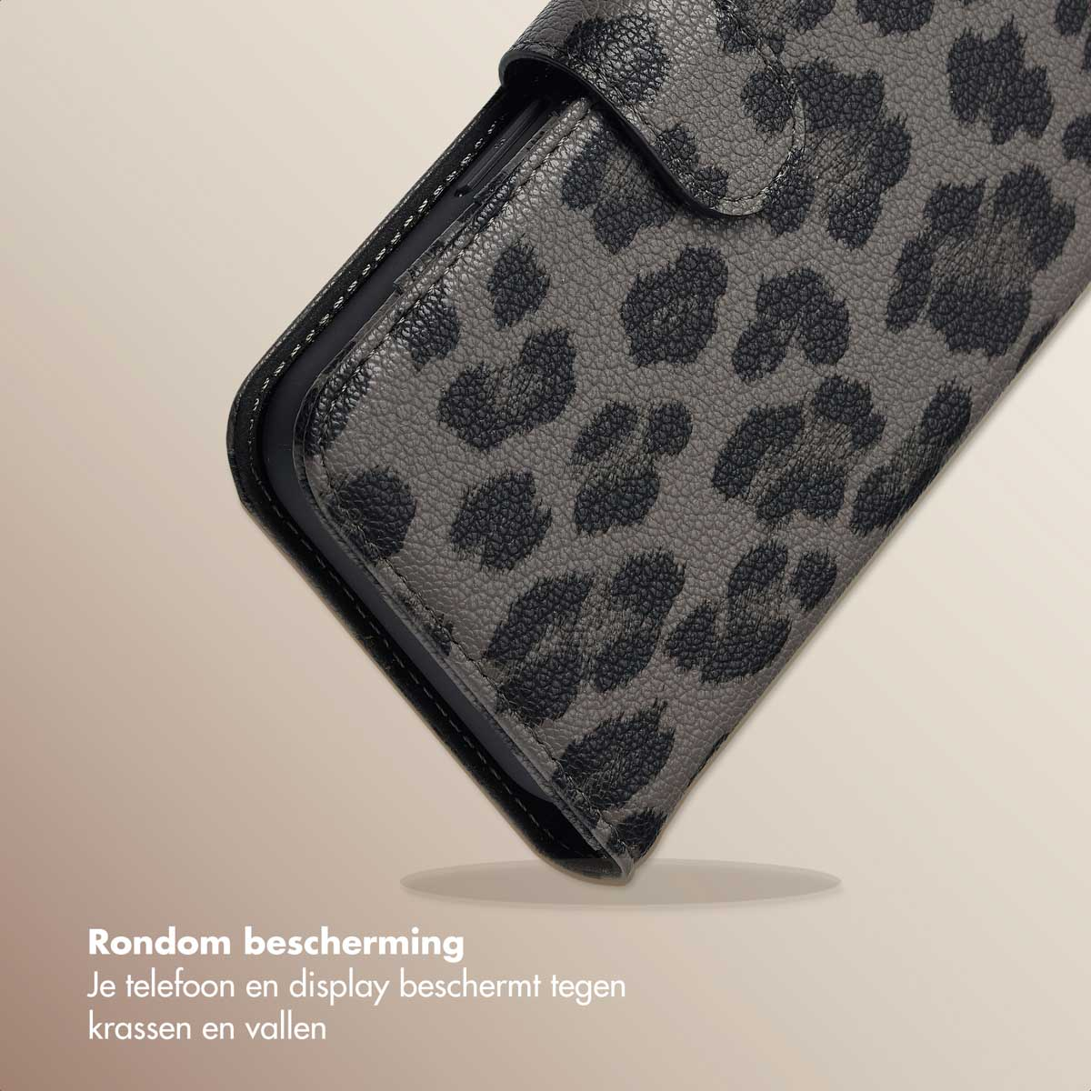 Primo piano di una custodia per telefono con stampa leopardata. La custodia è chiusa.