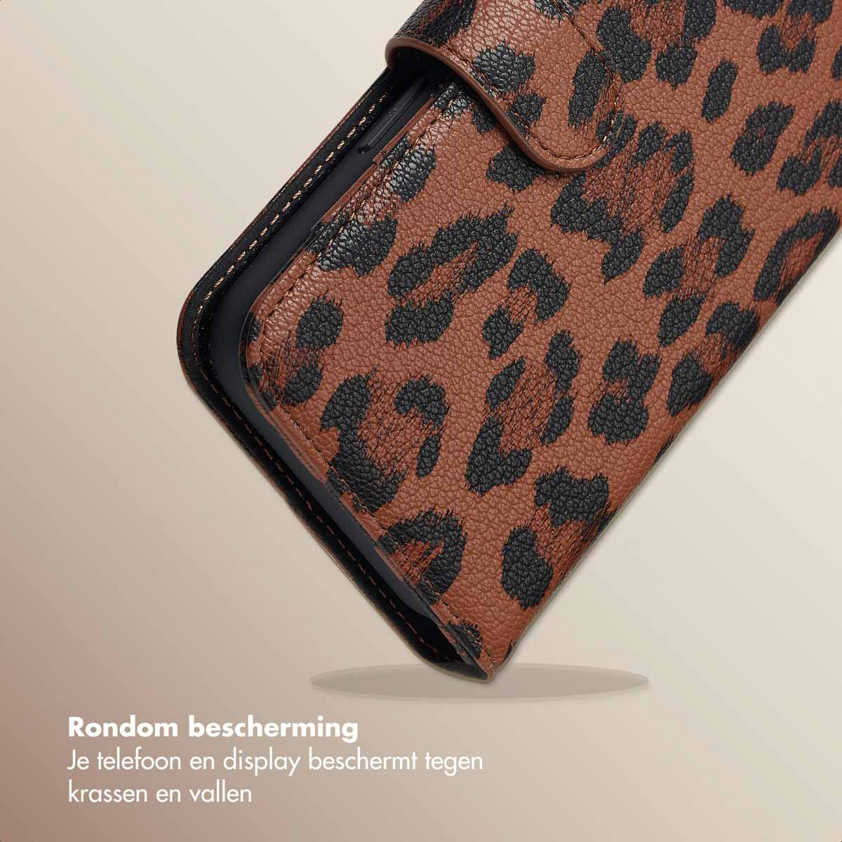 Primo piano di una custodia per telefono con stampa leopardata marrone. La custodia è aperta.