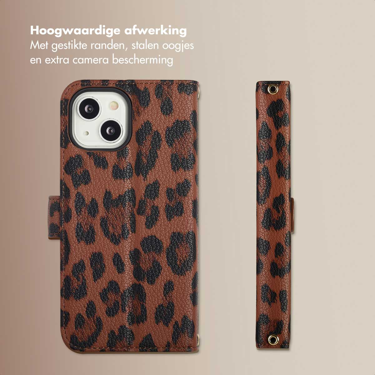 Custodia per telefono con stampa leopardata. La custodia è chiusa. Vista laterale della custodia. Due anelli dorati sul lato.