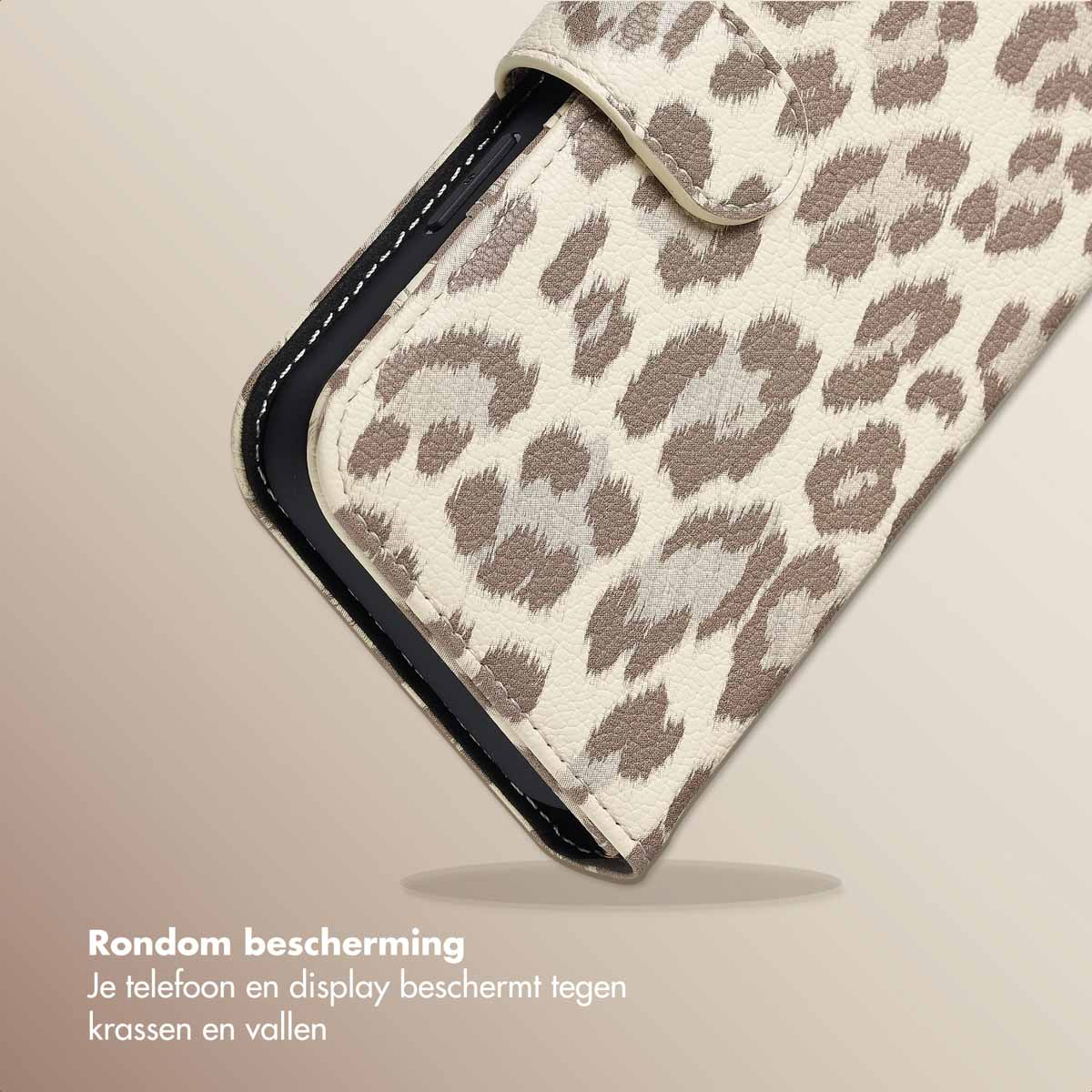 Gros plan sur un étui de téléphone avec un motif léopard. Motif beige et marron. Fond beige.