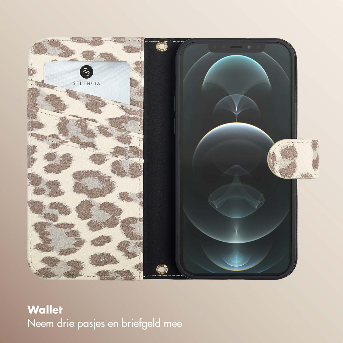 Un téléphone avec un étui à imprimé léopard et deux poches avec une carte dans l'une. Fond beige.