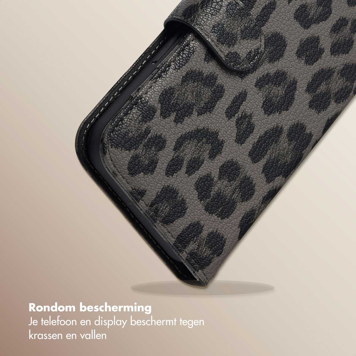 Een close-up van een telefoonhoesje met luipaardprint. De focus ligt op de rand van de hoes.