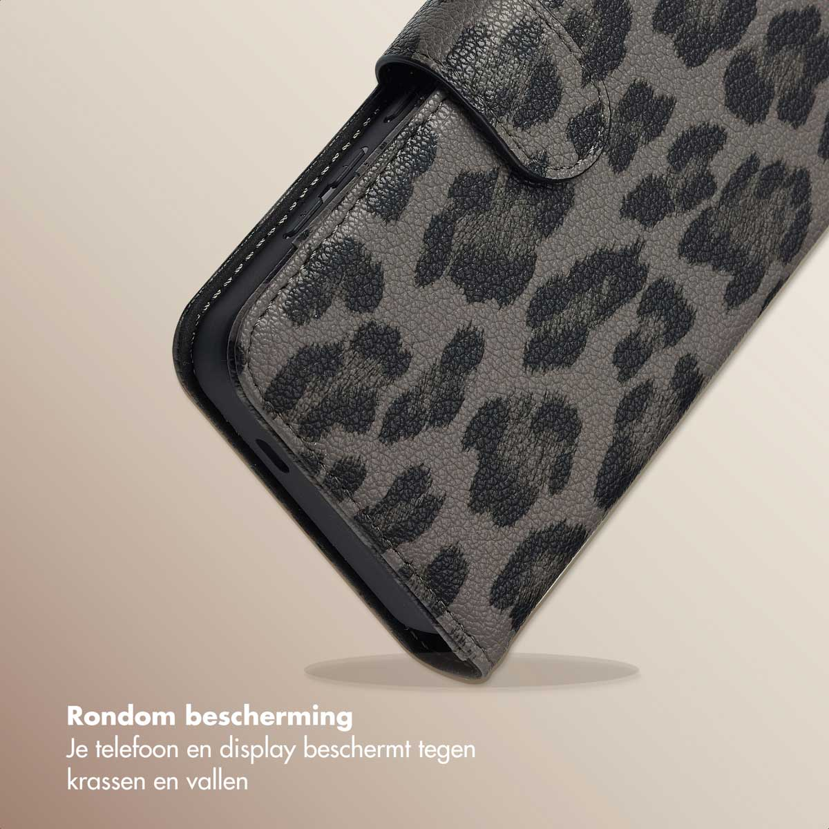 Een close-up van een telefoonhoesje met luipaardprint. De focus ligt op de rand van de hoes.