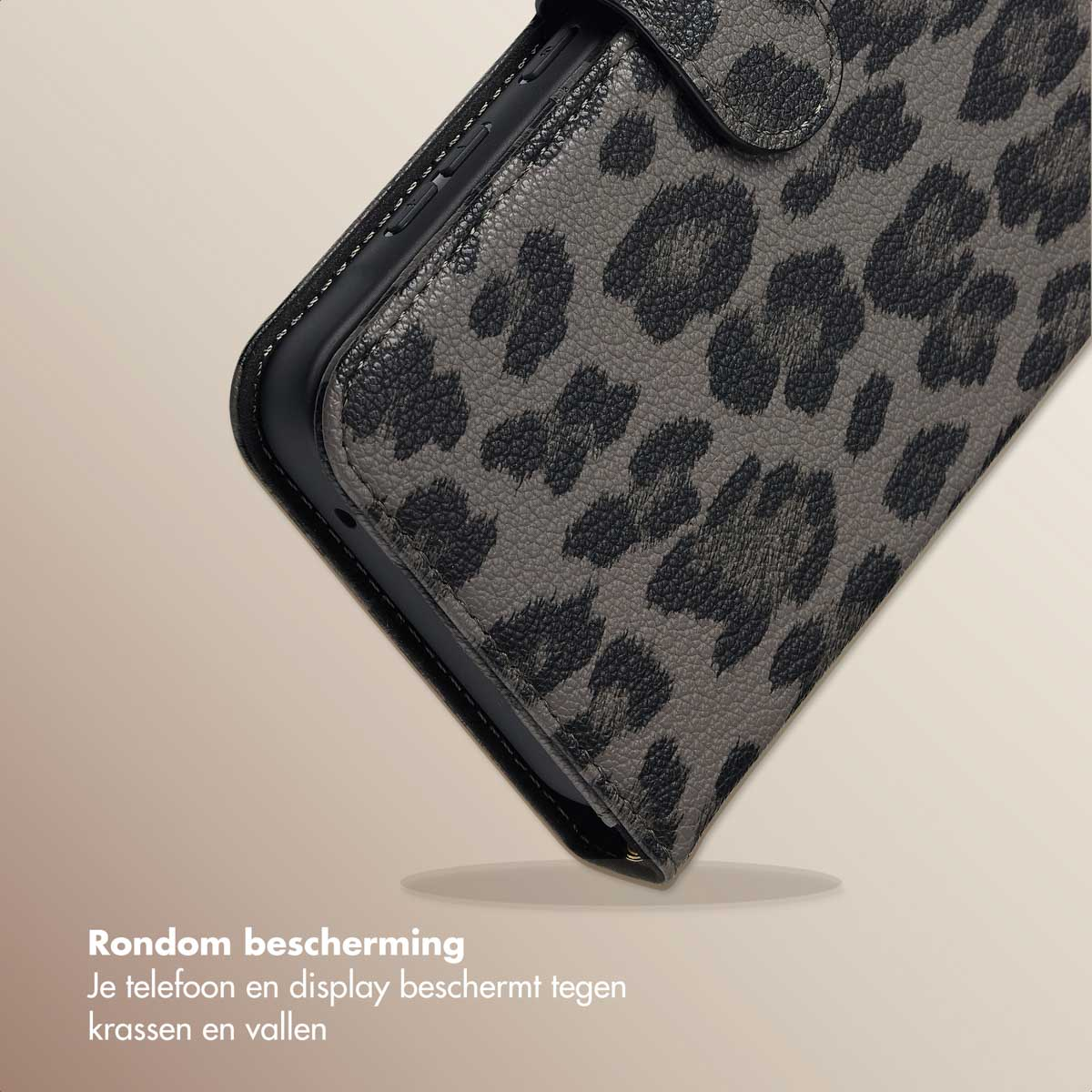 Gros plan sur une coque de téléphone à imprimé léopard. La coque est ouverte et le motif est visible.
