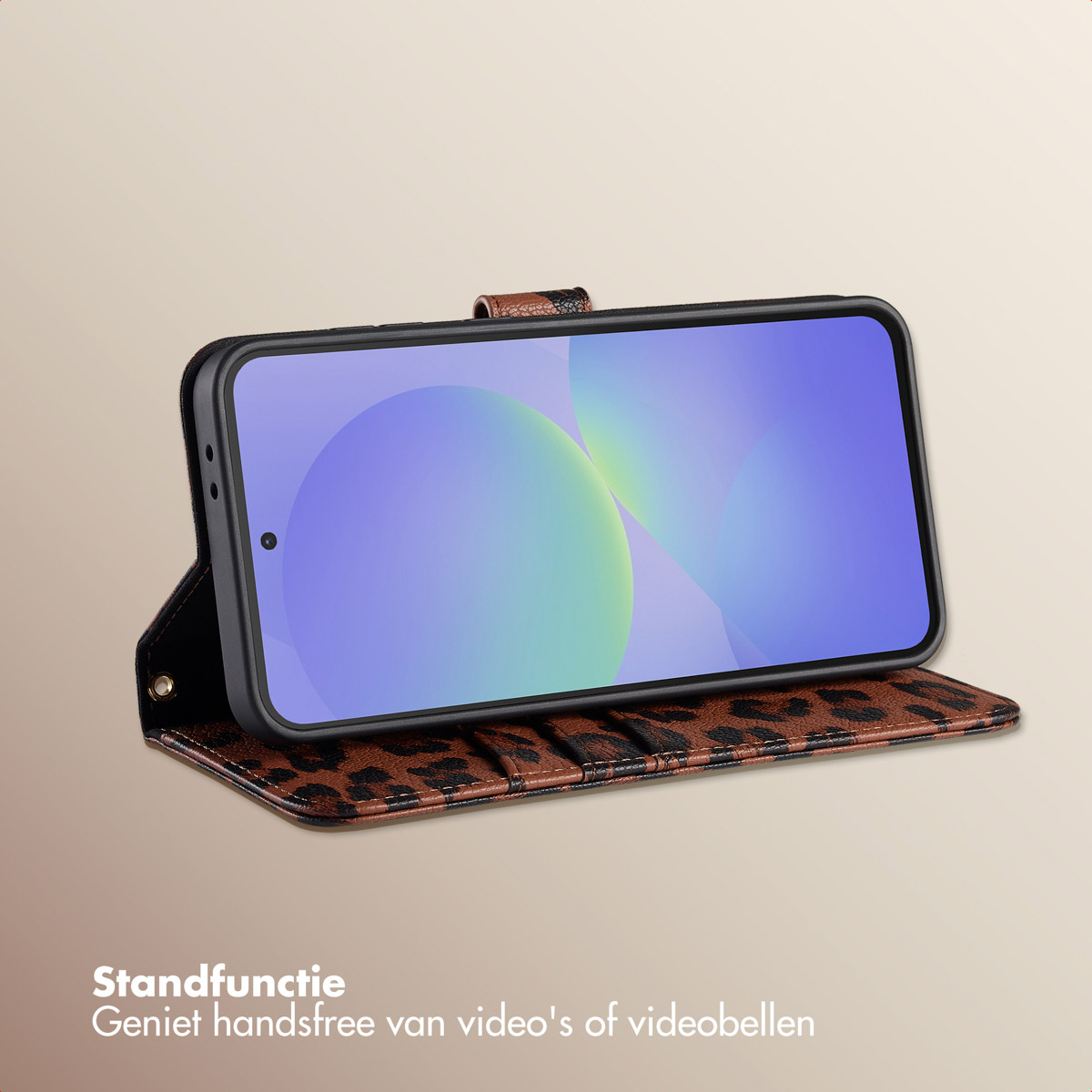 Een telefoonhoesje met een luipaardprint. De telefoon staat op een standaard en toont een scherm met abstracte kleuren.