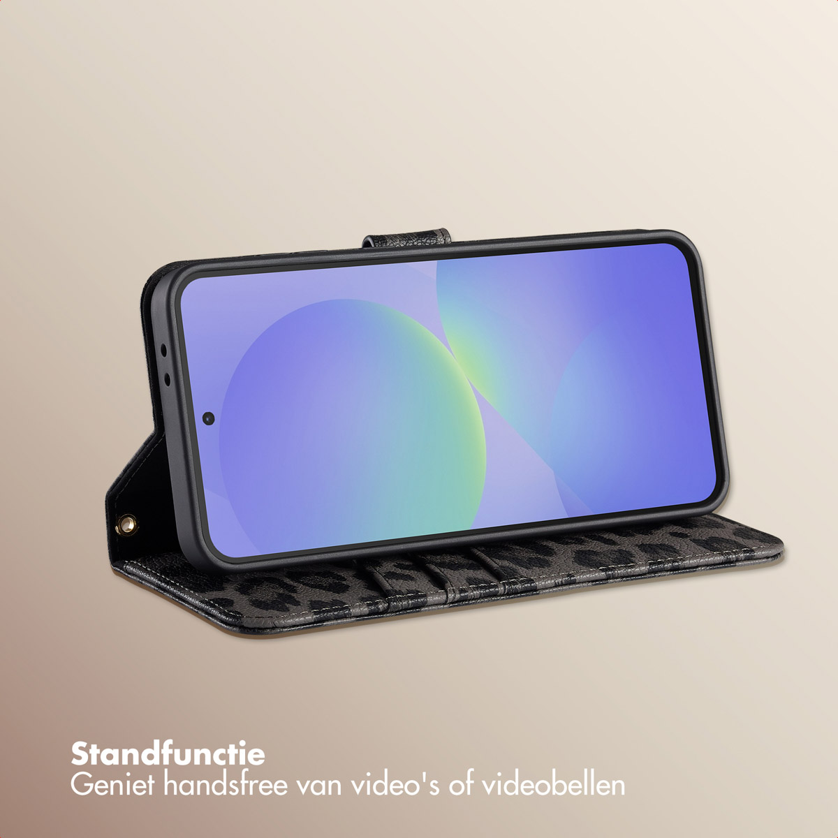 Une coque de téléphone avec imprimé léopard ouverte, affichant un téléphone. Le téléphone est sur un support.