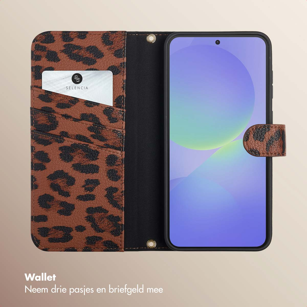 Open telefoonhoesje met luipaardprint. Telefoon binnenin. Kaart en vakken aan de linkerkant.