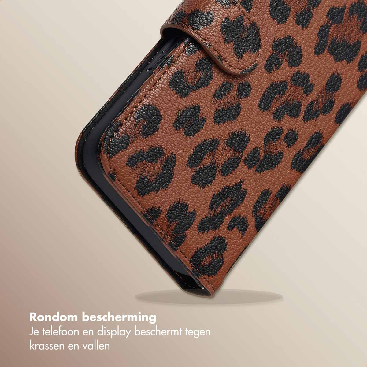 Gros plan d'une coque de téléphone avec un motif léopard. L'étui est légèrement ouvert.