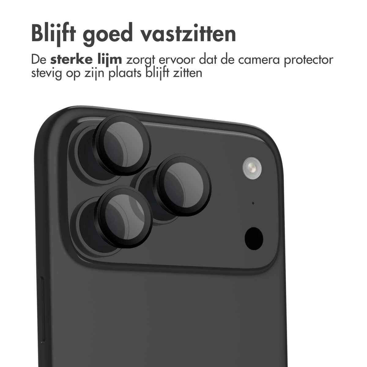 Zwarte telefoon met drie cameralenzen. De achtergrond is wit. Er is een zwarte camerabeschermer.