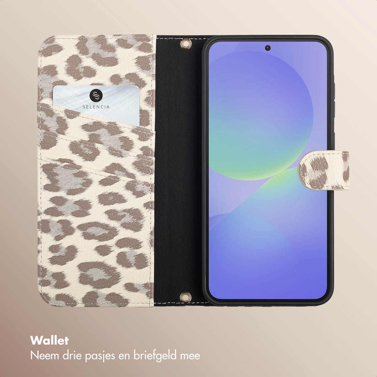 Luipaardprint telefoonhoesje, open. Het heeft kaartsleuven en een kaart erin. De achtergrond is lichtbruin.