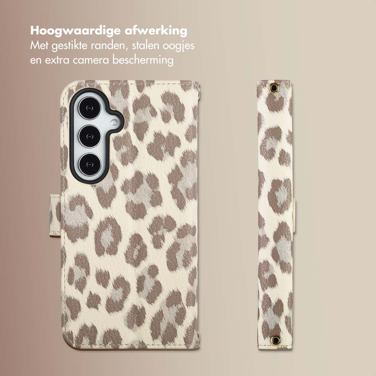 Étui de téléphone à imprimé léopard, ouvert. Le fond est brun clair. Le téléphone est visible, avec trois caméras.