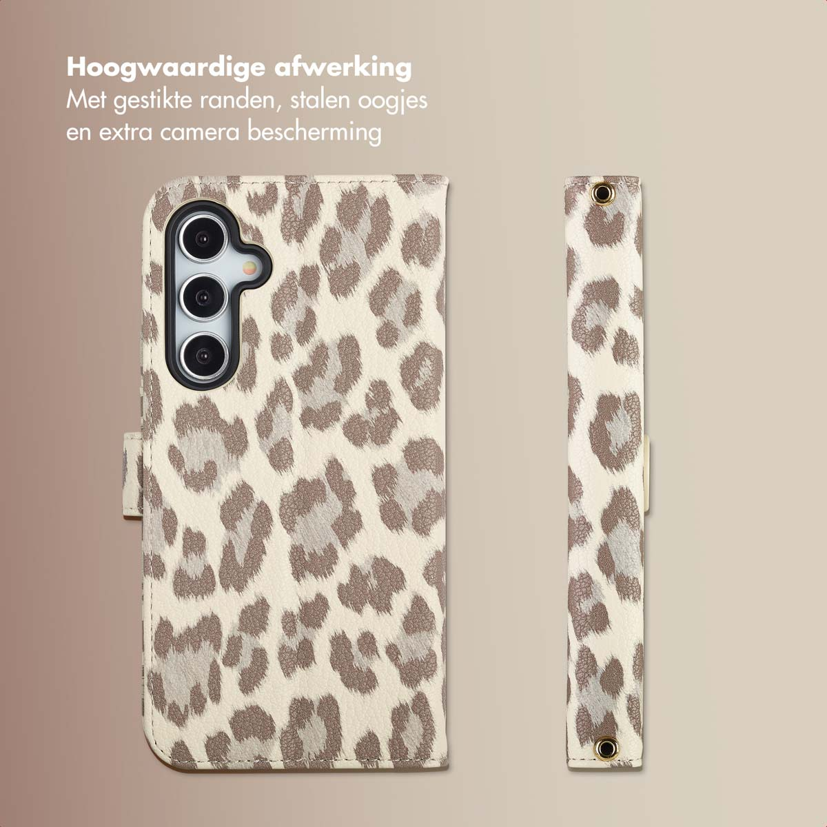 Luipaardprint telefoonhoesje, open. De telefoon heeft drie camera's. De achtergrond is lichtbruin.