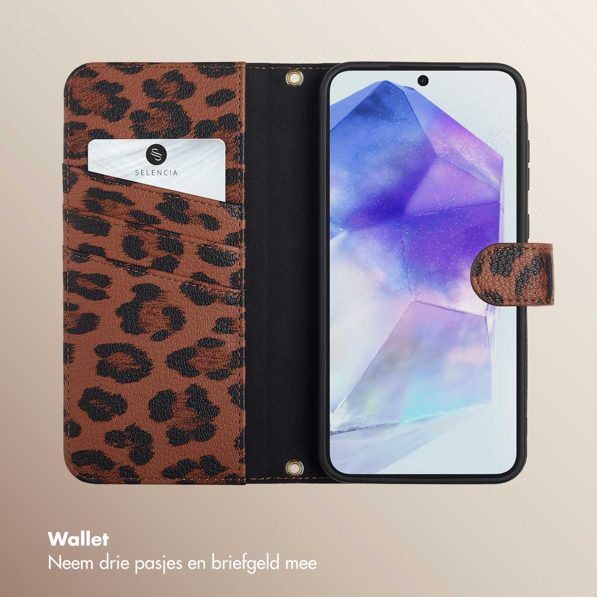 Un étui à imprimé léopard est ouvert, affichant une carte et un écran de téléphone. L'étui est marron et noir.