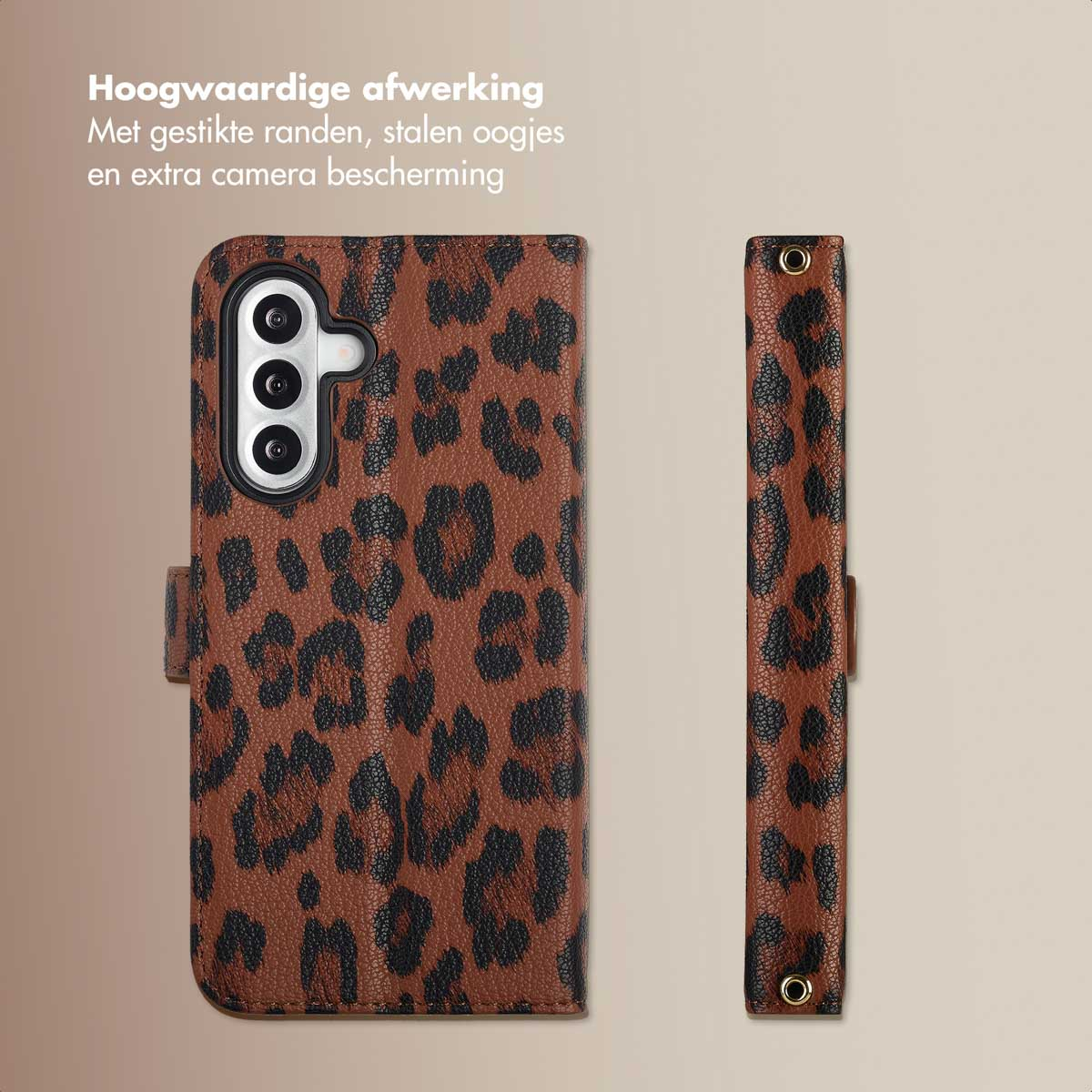 Étui de téléphone marron à imprimé léopard. L'étui est en position fermée et ouverte. Fond beige.
