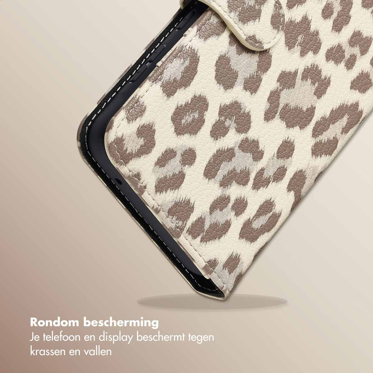Close-up van een telefoonhoesje met luipaardprint. De hoes is bruin en zwart, met een zwart interieur.