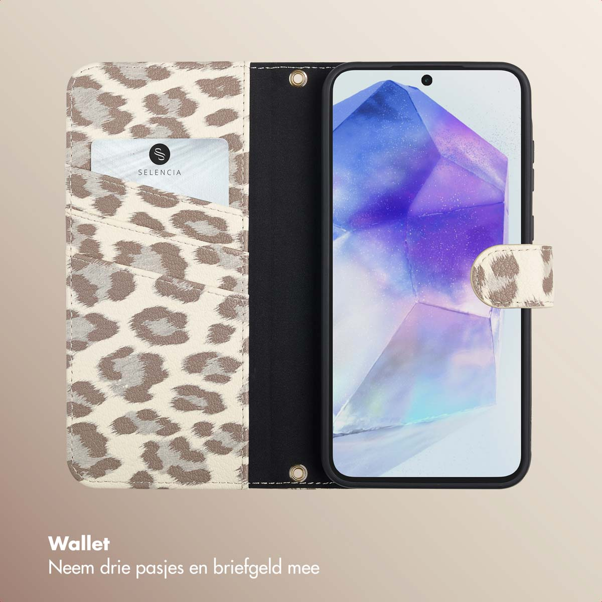 Telefoonportemonnee met luipaardprint open, met kaartsleuven en een smartphone met een paars getinte afbeelding.