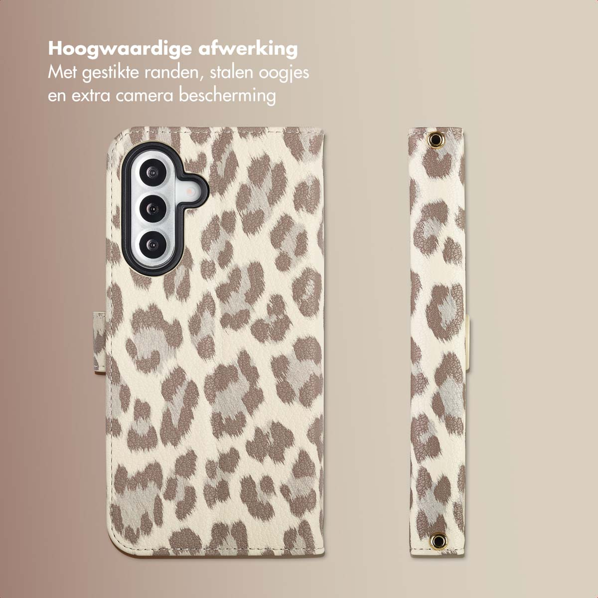 Een telefoonhoesje met luipaardprint wordt open en dicht getoond. De hoes zit op een witte achtergrond.