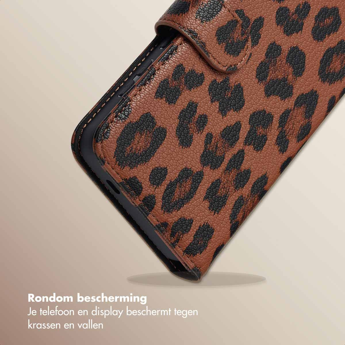 Bruine telefoonhoes met luipaardprint. De telefoon staat in gesloten positie. De achtergrond is beige.
