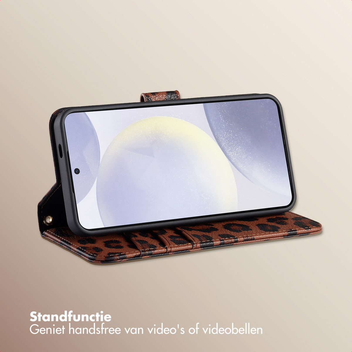 Custodia per telefono marrone con stampa leopardata. Il telefono è in posizione aperta. Sfondo beige.