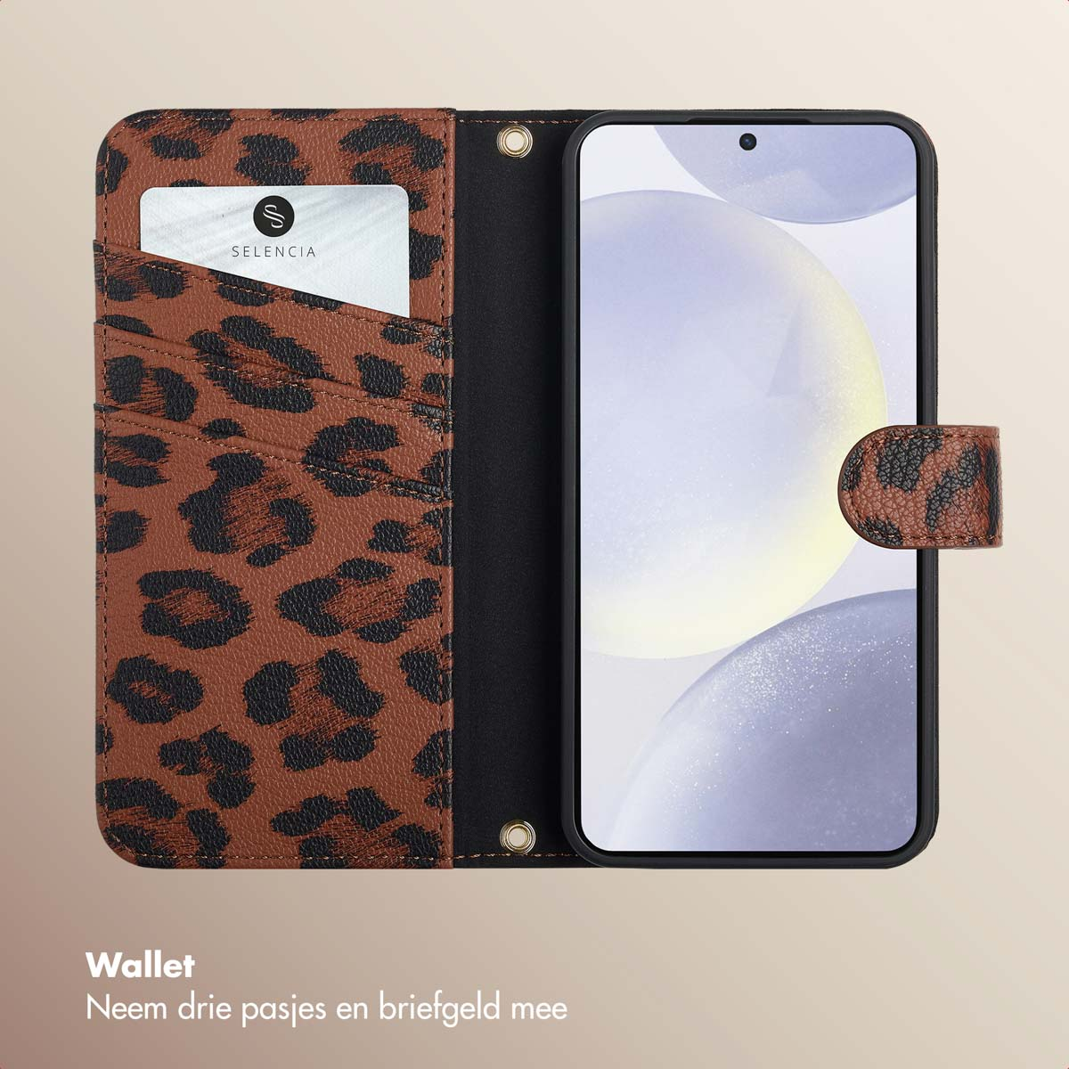 Open telefoonhoesje met luipaardprint met telefoon erin. Kaart in de linkerzak. De hoes is open.