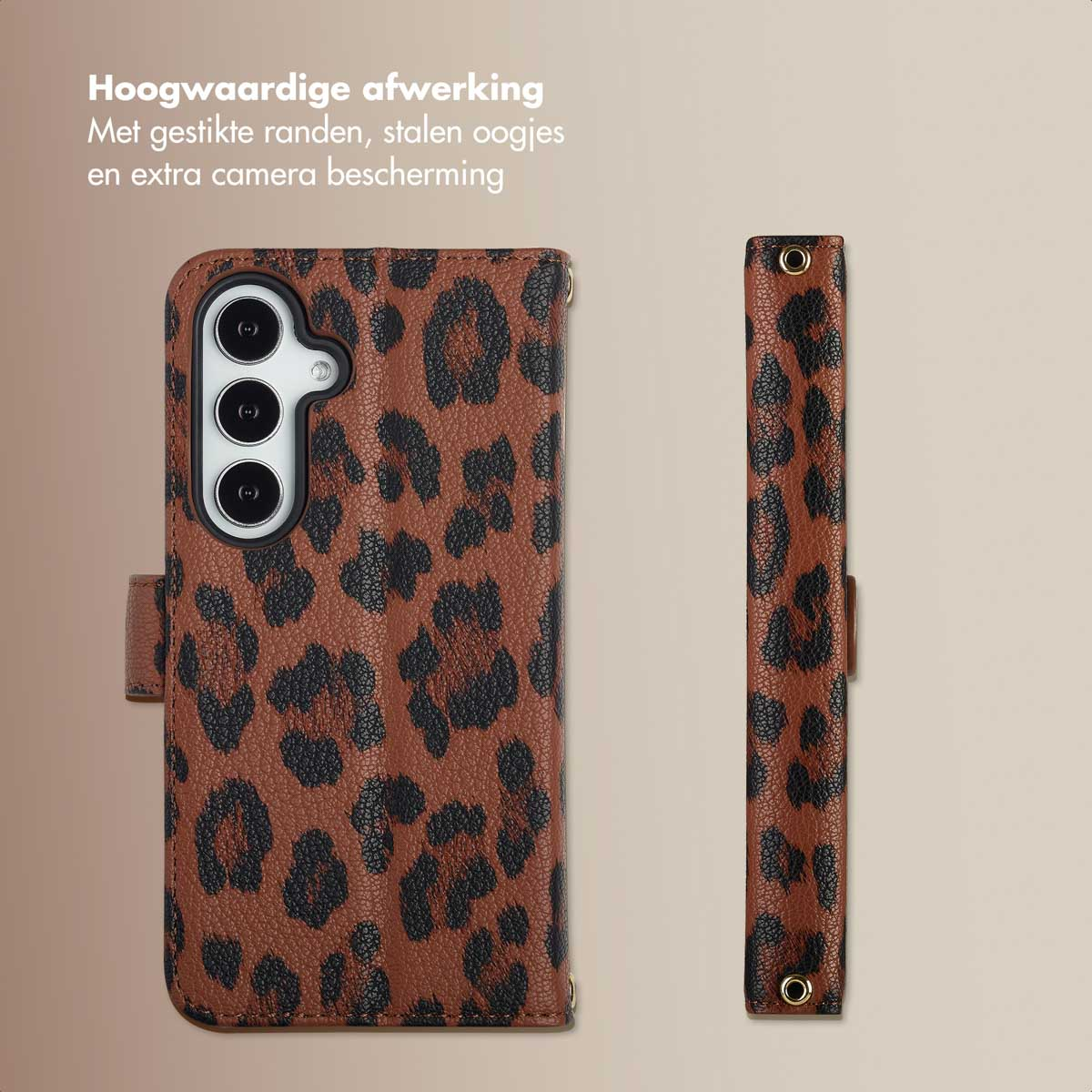 Bruine telefoonhoes met luipaardprint. De hoes is in gesloten en open positie. De achtergrond is beige.