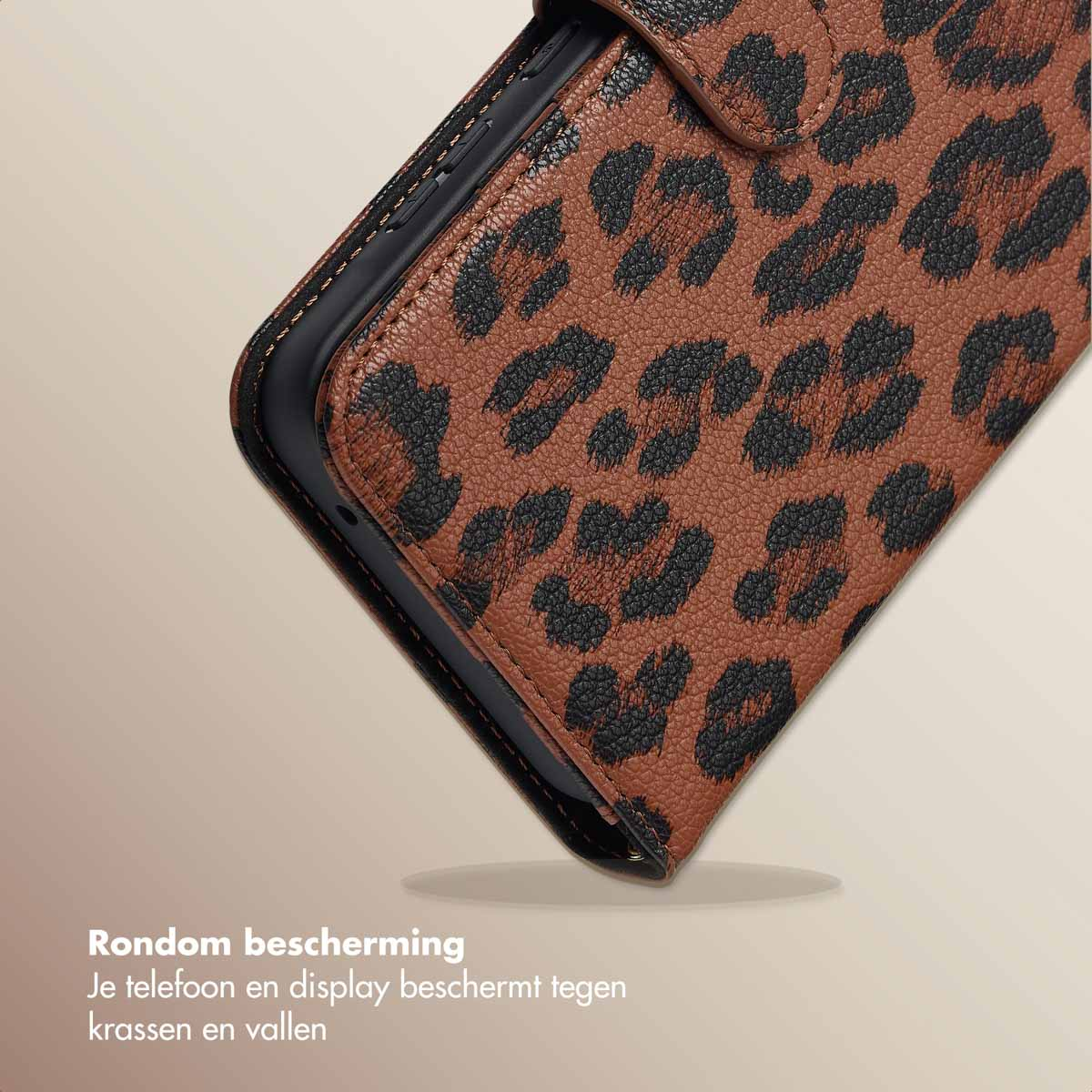 Close-up van een telefoonhoesje met luipaardprint. De hoes is bruin en zwart, met een zwart interieur.