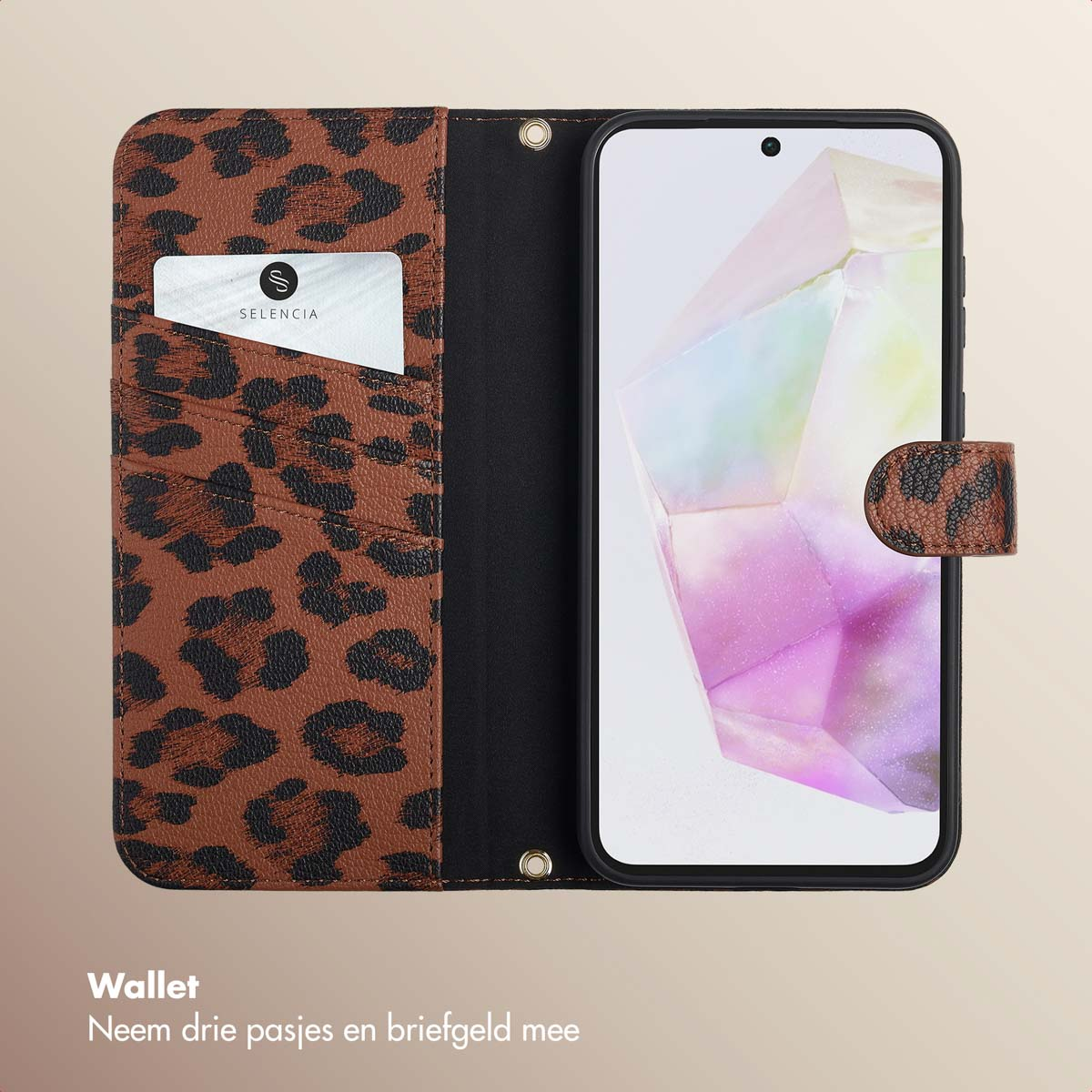 Bruine telefoon portemonnee hoes met luipaardprint, kaart en telefoon zichtbaar. Beige achtergrond.