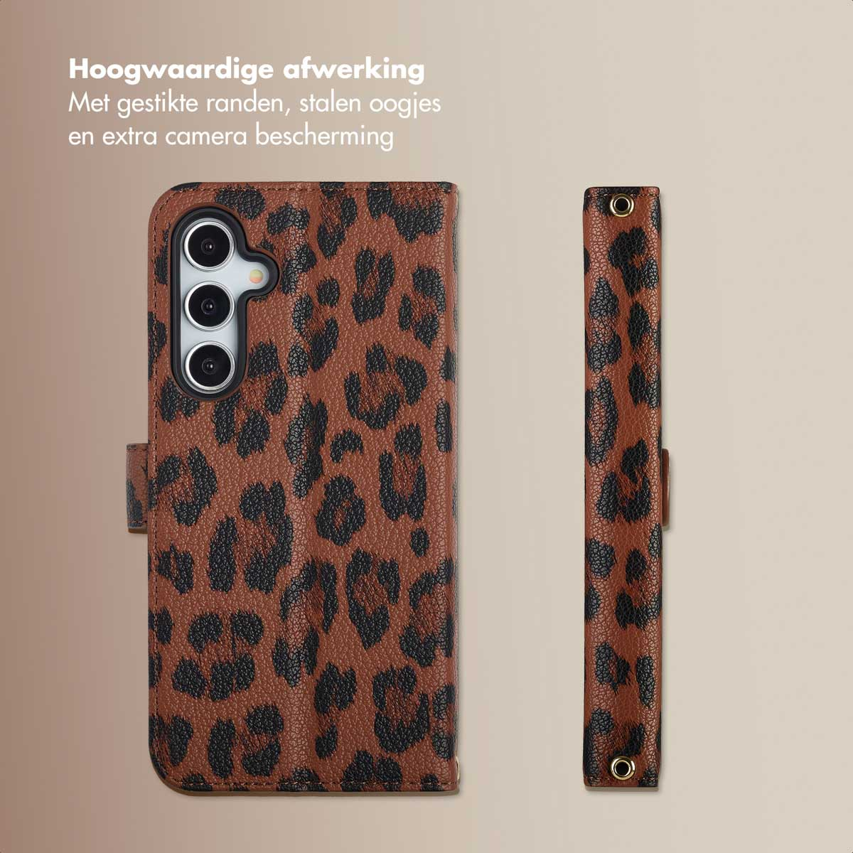 Bruine telefoonhoes met luipaardprint, open. Beige achtergrond.