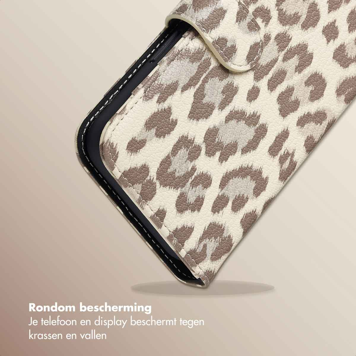 Primo piano di una custodia per telefono con stampa leopardata. Telefono nero all'interno.