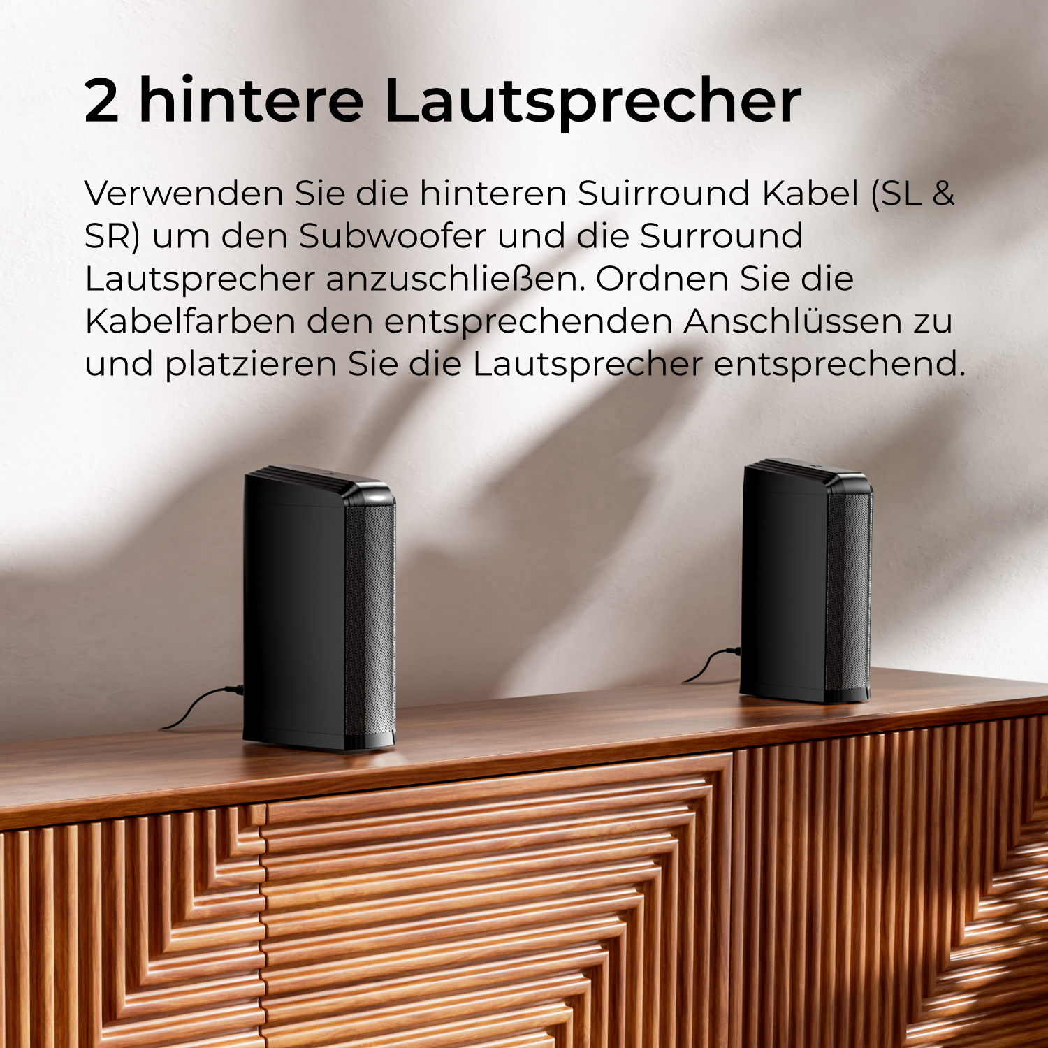 Zwei schwarze Lautsprecher auf einem Holzschrank. Text beschreibt den Anschluss von Subwoofer und Lautsprechern.