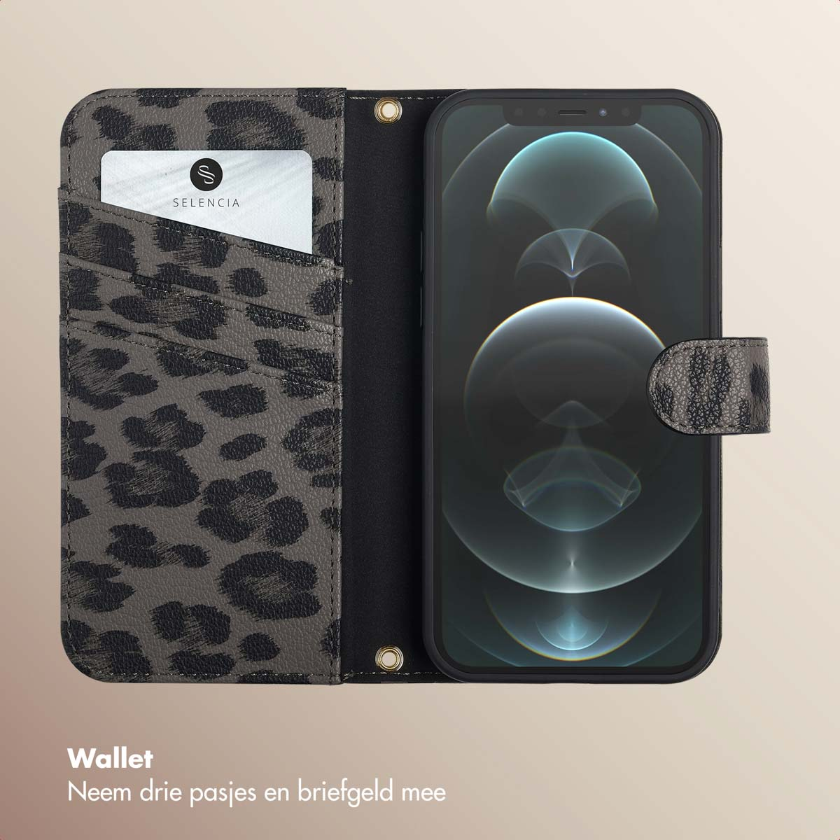 Un étui de téléphone ouvert avec un téléphone et des emplacements pour cartes. L'étui a un imprimé léopard.