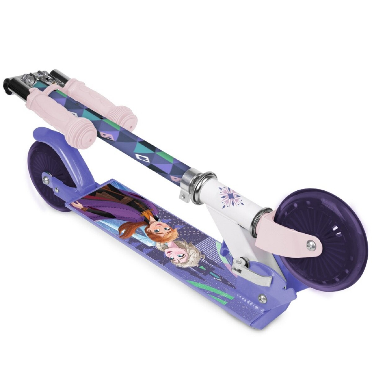 Un monopattino a tema Frozen. Ha ruote viola, un telaio bianco e maniglie rosa. La pedana raffigura Anna ed Elsa.