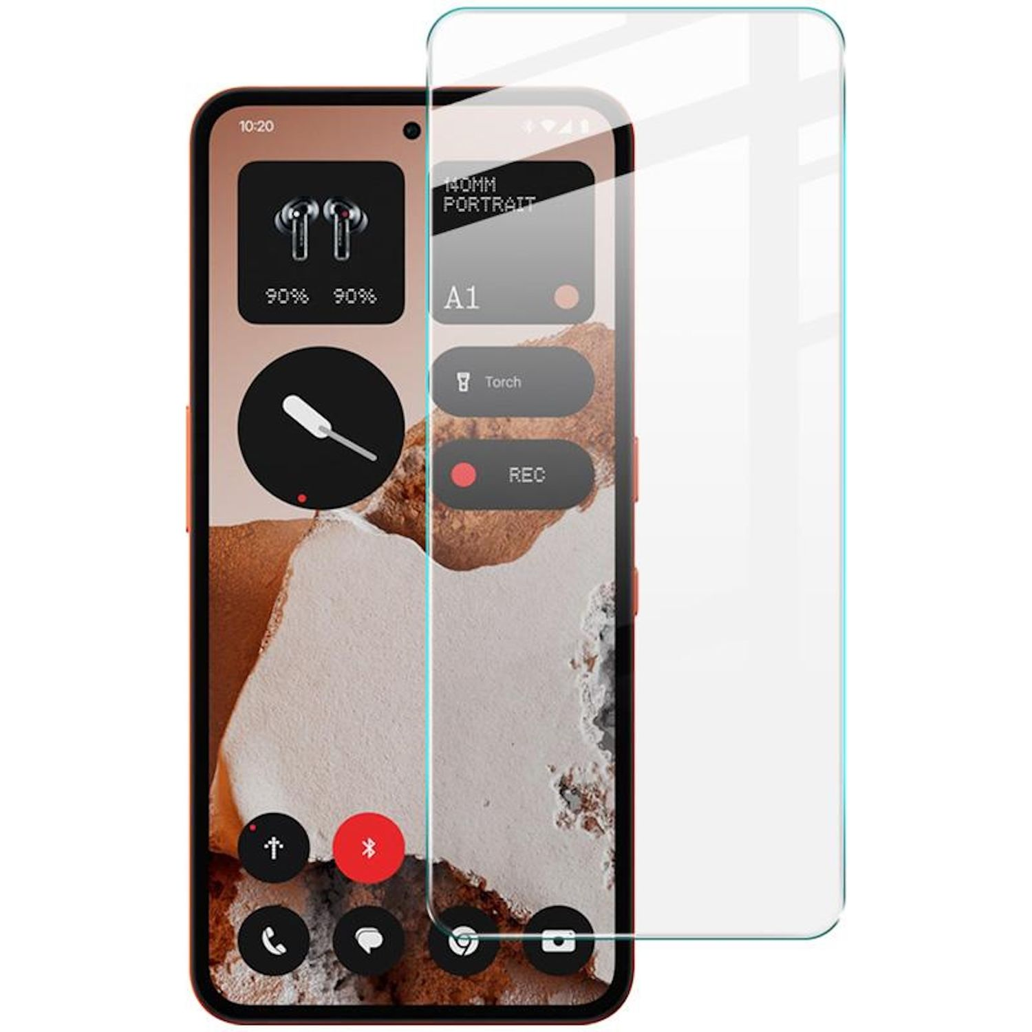 Uno schermo di smartphone con widget. Mostra l'ora, le impostazioni e una protezione schermo trasparente.