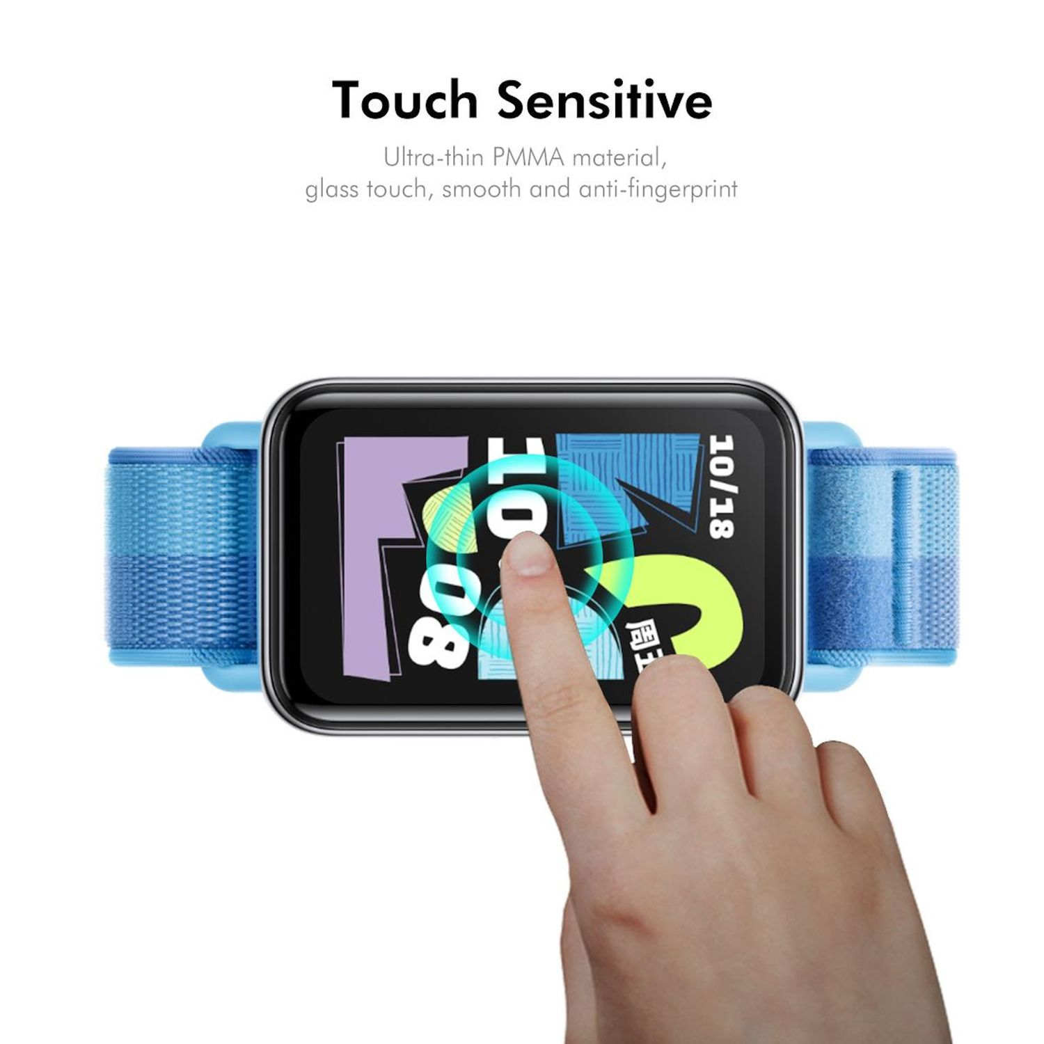 Eine Hand berührt den Bildschirm einer Smartwatch mit blauem Armband, die Zeit anzeigt.
