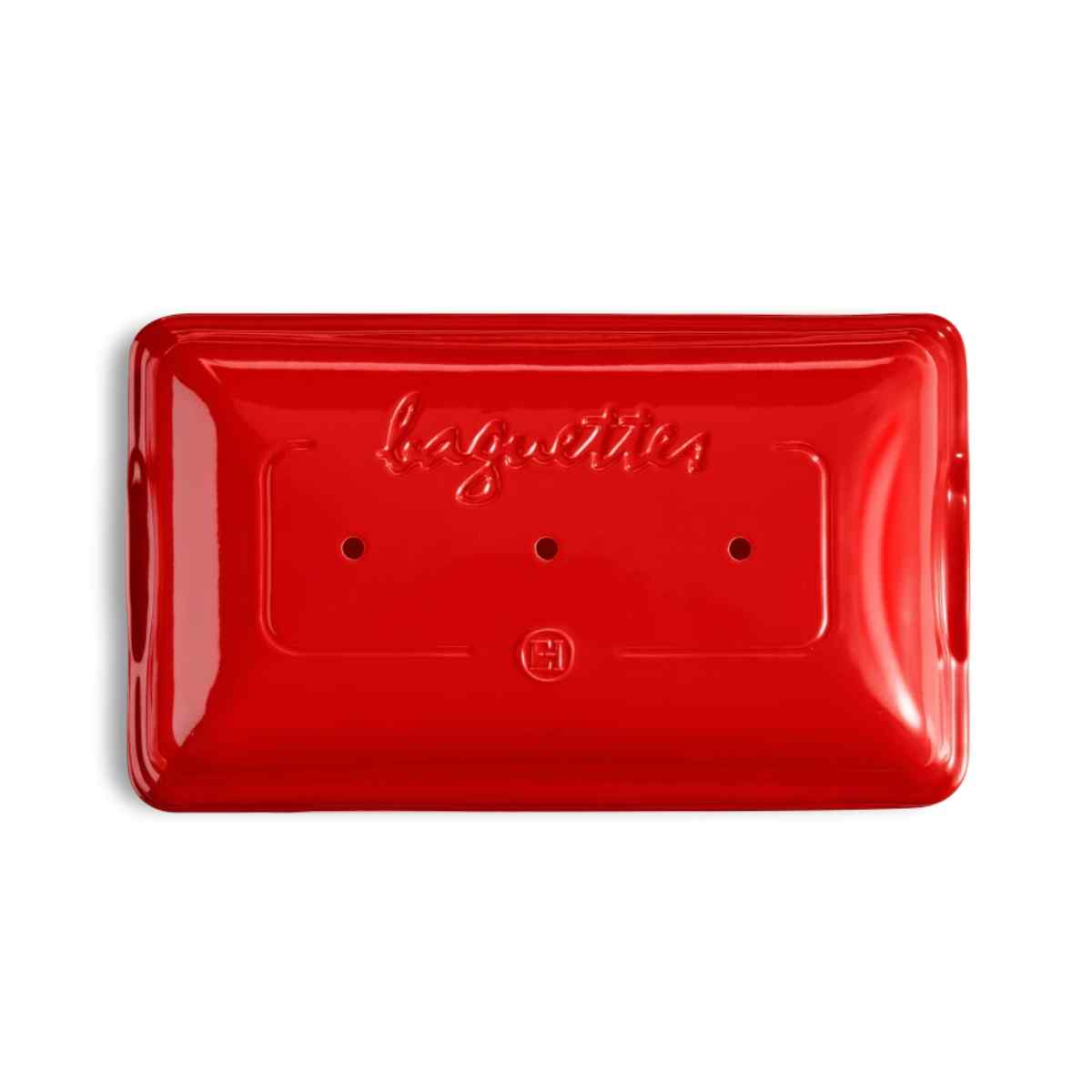 Czerwony ceramiczny piekarnik do bagietek z zamkniętą pokrywą. Napis "baguettes". Białe tło.