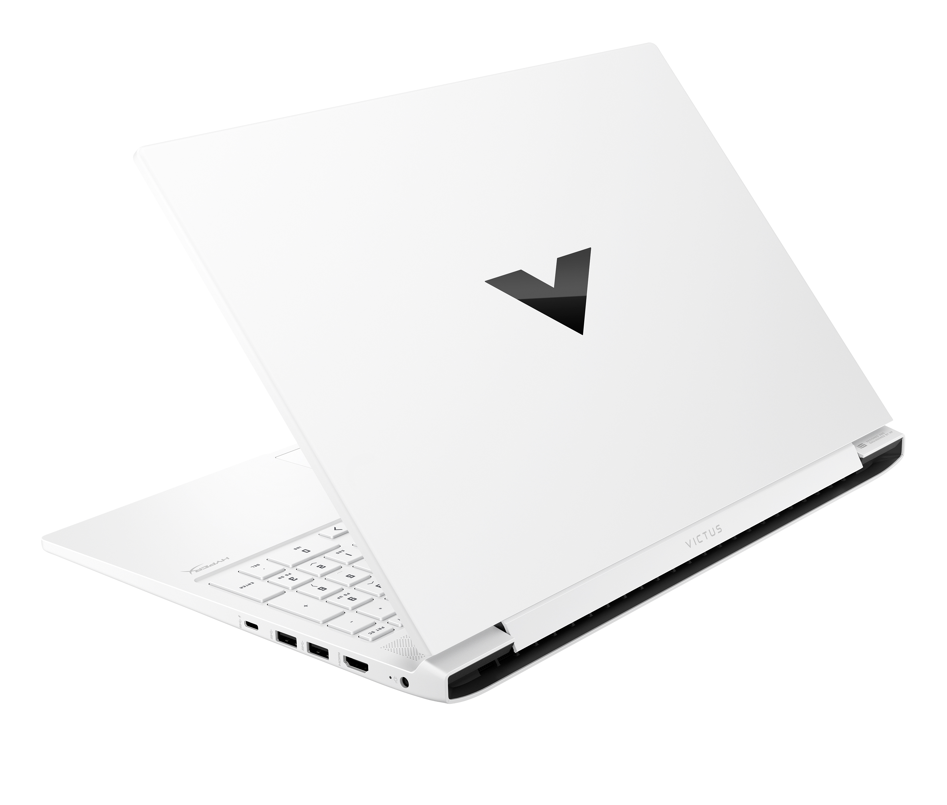 Biały laptop z czarnym logo na pokrywie. Ekran jest otwarty, widoczna klawiatura. Marka VICTUS jest widoczna.