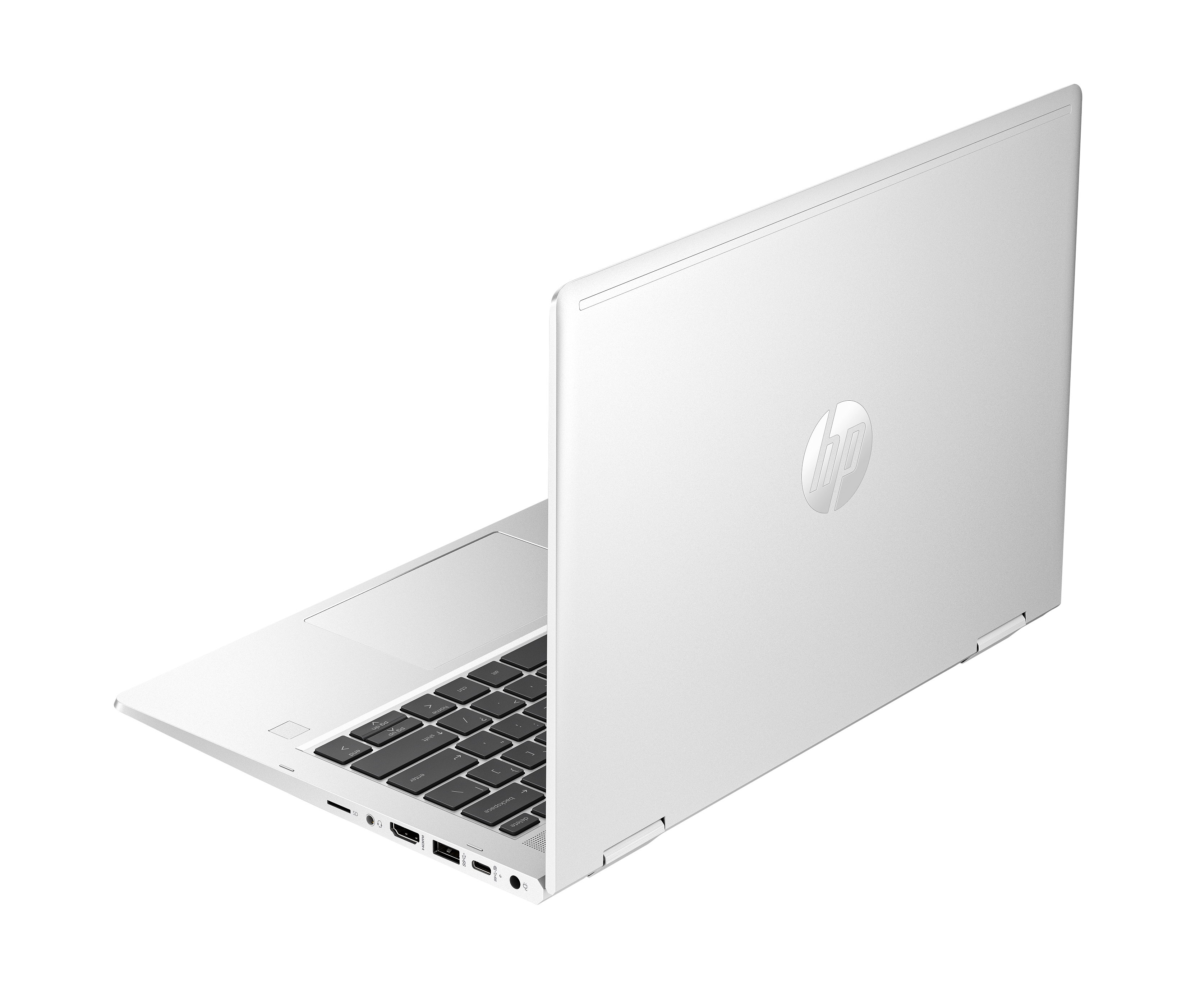 Srebrny laptop HP jest otwarty. Ekran jest odchylony do tyłu. Klawiatura jest widoczna. Logo HP z tyłu.