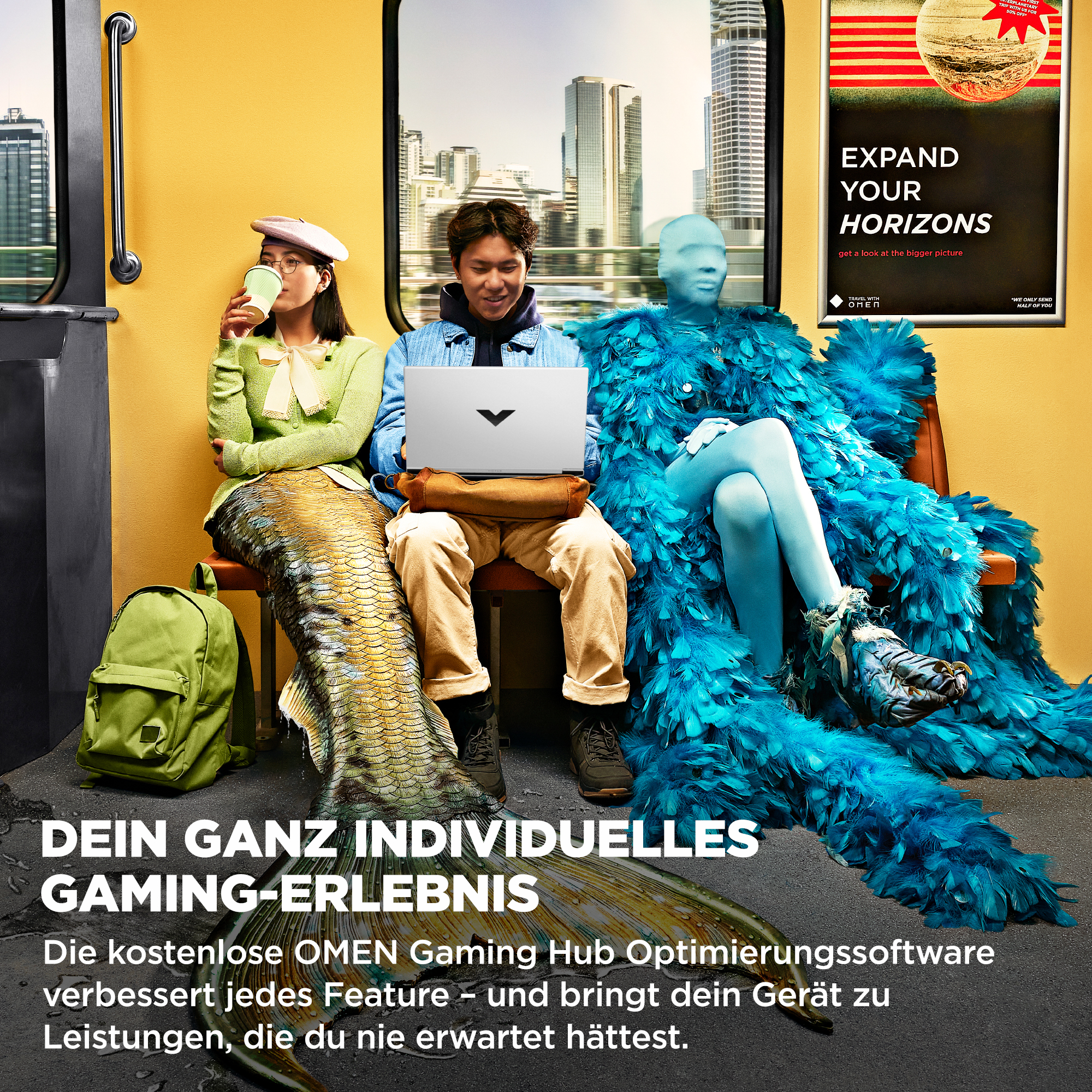 Eine Meerjungfrau, ein Mann mit Laptop und eine blaue Federfigur sitzen im Zug. Ein Poster zeigt 'Expand Your Horizons'.
