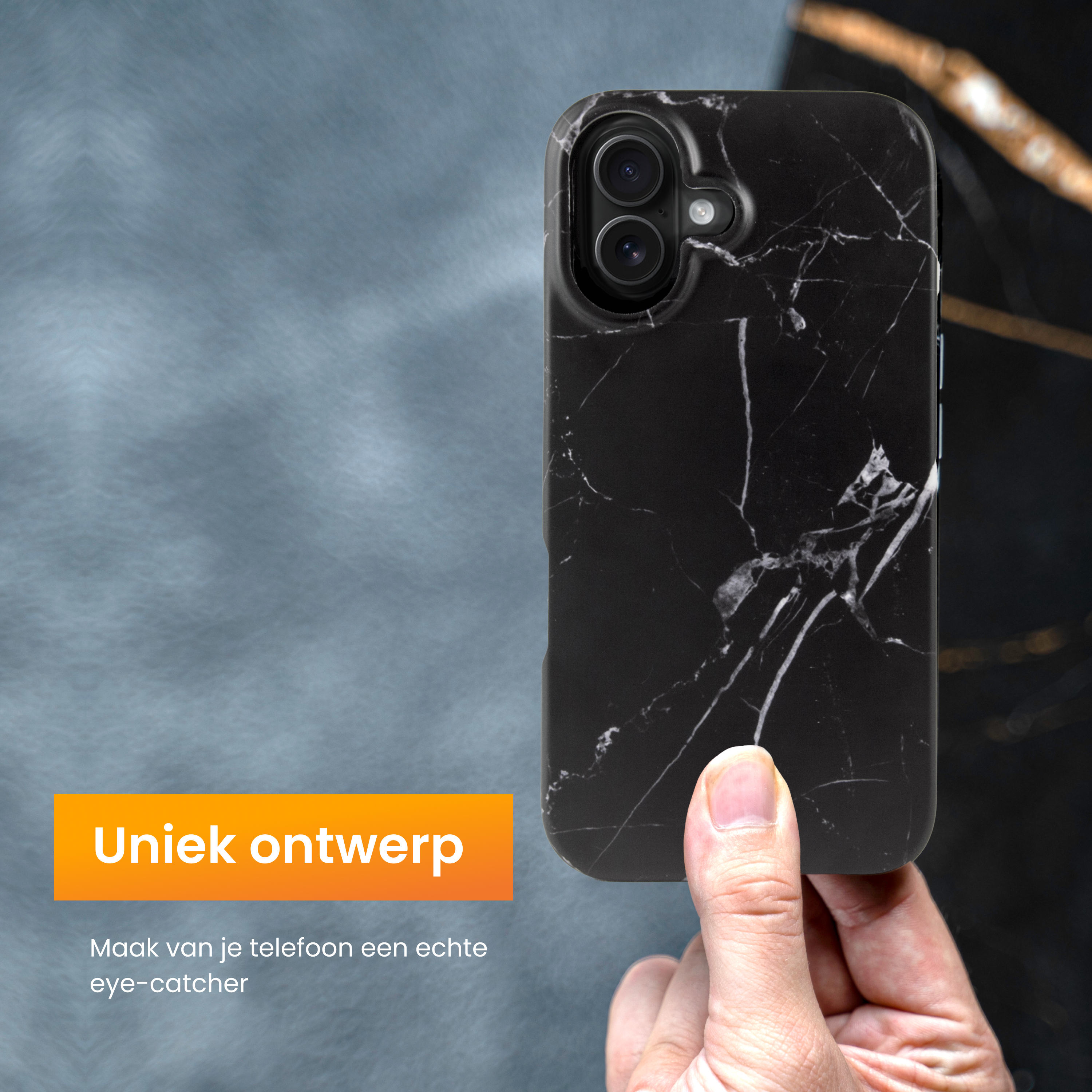 Hand hält eine schwarze Marmor-Handyhülle. Der Hintergrund ist grau und schwarz, mit einem orangefarbenen Banner mit einzigartigem Design.