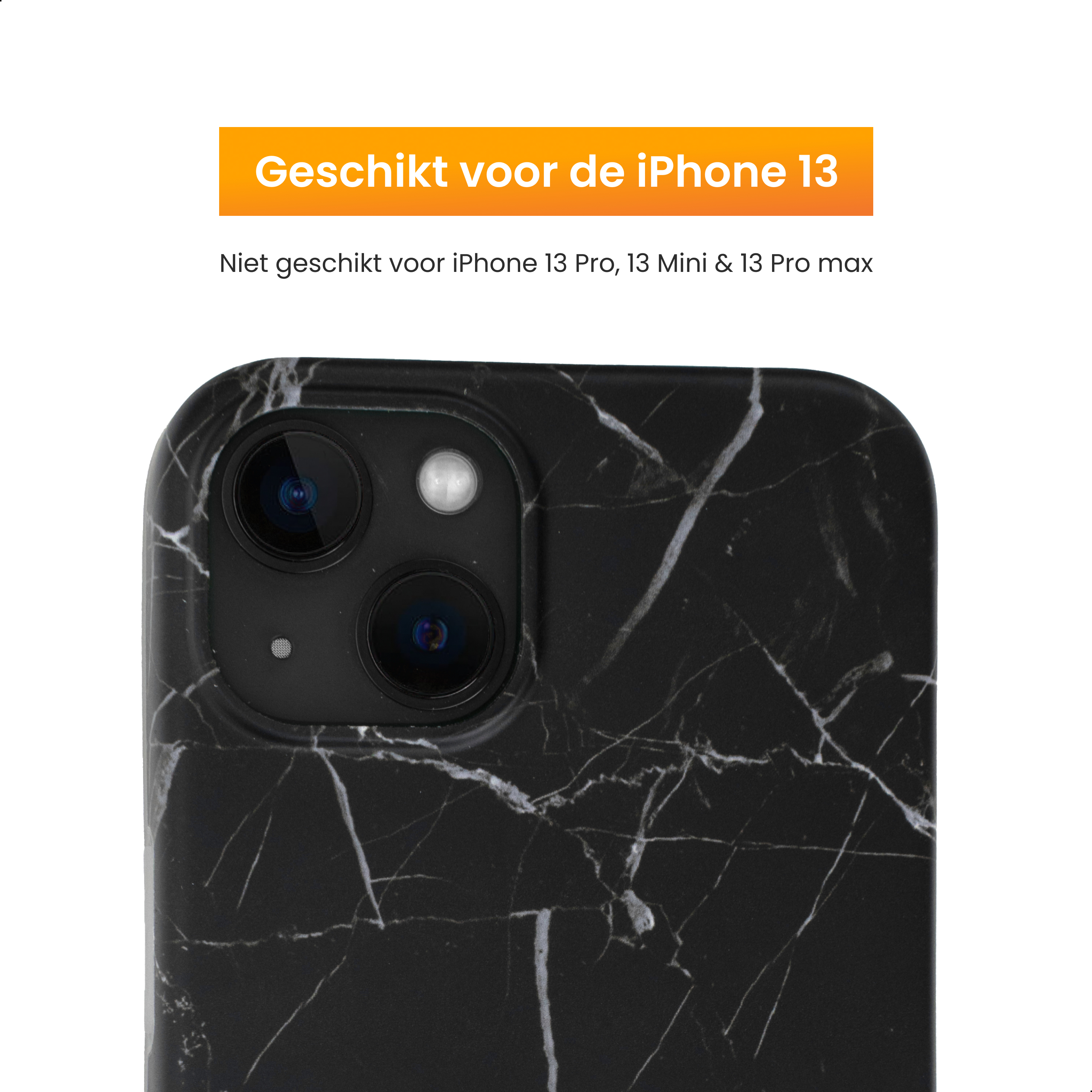 Een zwarte telefoonhoes met wit marmer effect. Tekst: Geschikt voor de iPhone 13.